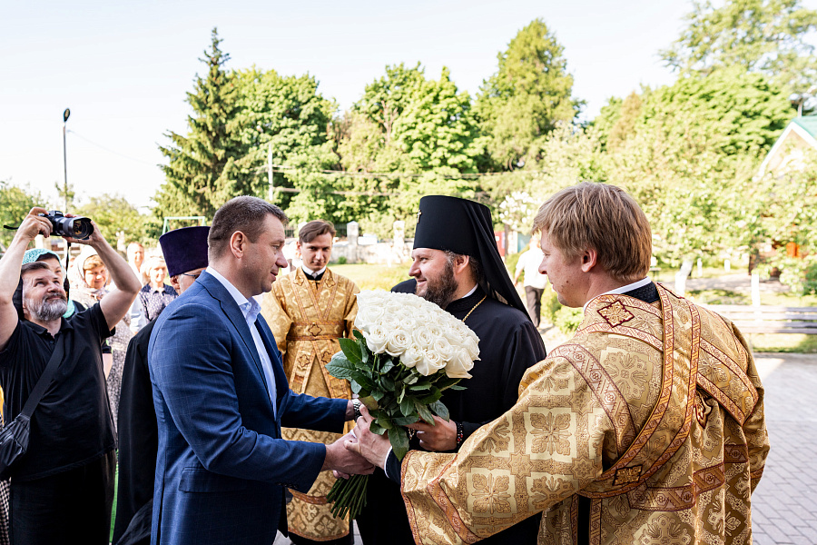 Божественная литургия в Никольском храме посёлка Володарского Ленинского г.о. в день перенесения мощей святителя Николая Чудотворца